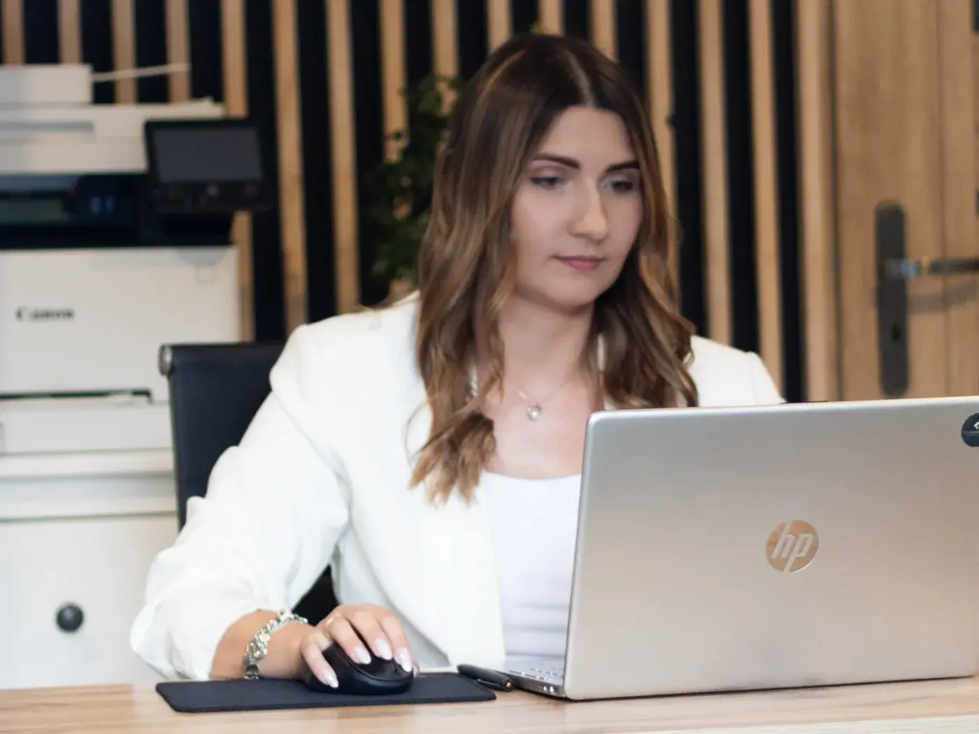 Katarzyna Bakalarz przy pracy w biurze